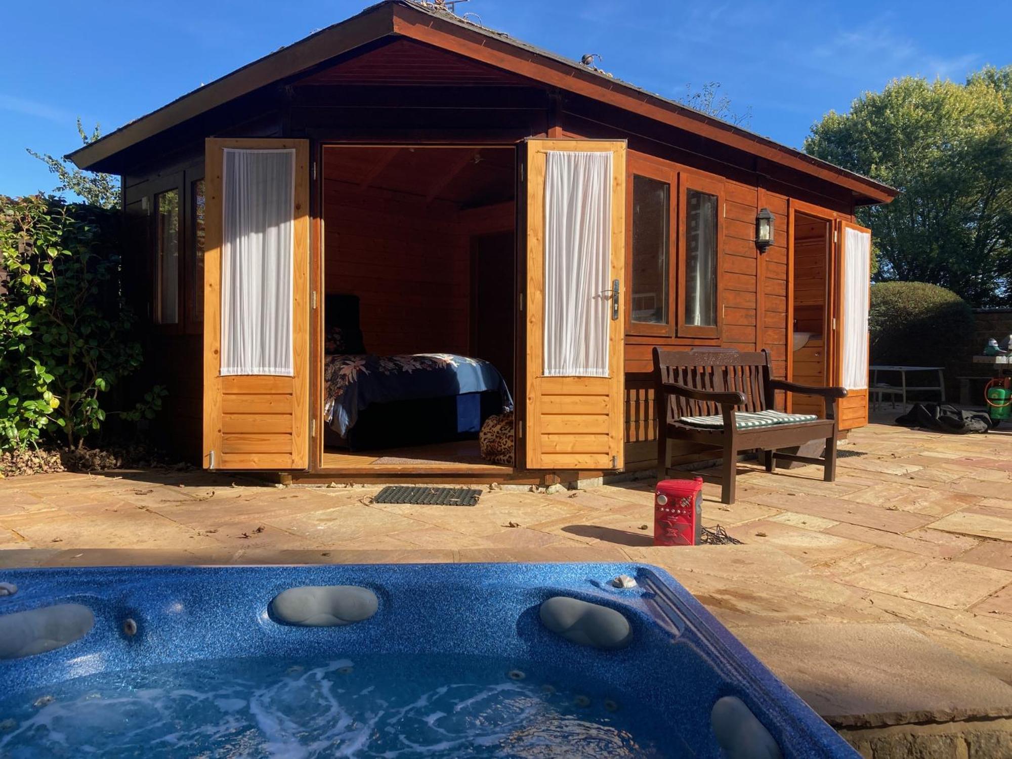 Exclusive 2 Bedroom Apartment With Summer House And Hot Tub ดาเวนทรี ภายนอก รูปภาพ